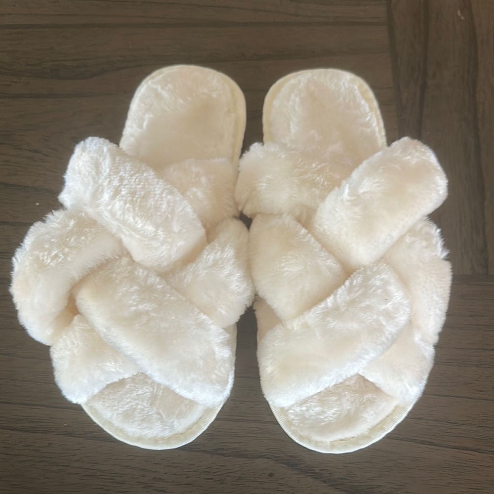 ❌❌SOLD❌❌ Women's Cream Fuzzy Slippers NWOT